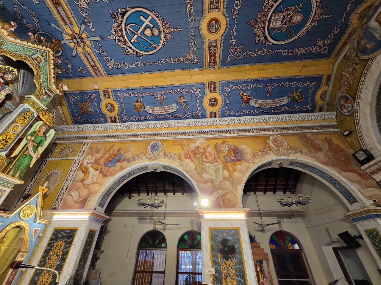 Side view of the altar with Moscheni frescoes