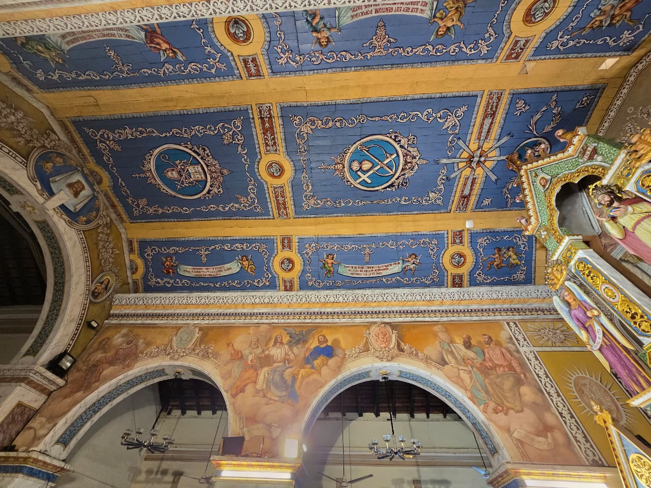 Side view of the altar with Moscheni frescoes